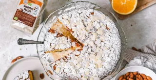 Citrusni kolač iz mandljev in oljčnega olja te nežno potisne v ljubezenski objem