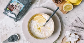 Proteinska ovsena kaša z limono in makom nagrajuje s sladko aromo!