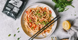 Noodles z jabolkom in česnom bodo drzno postali vaša nova tolažilna klasika!